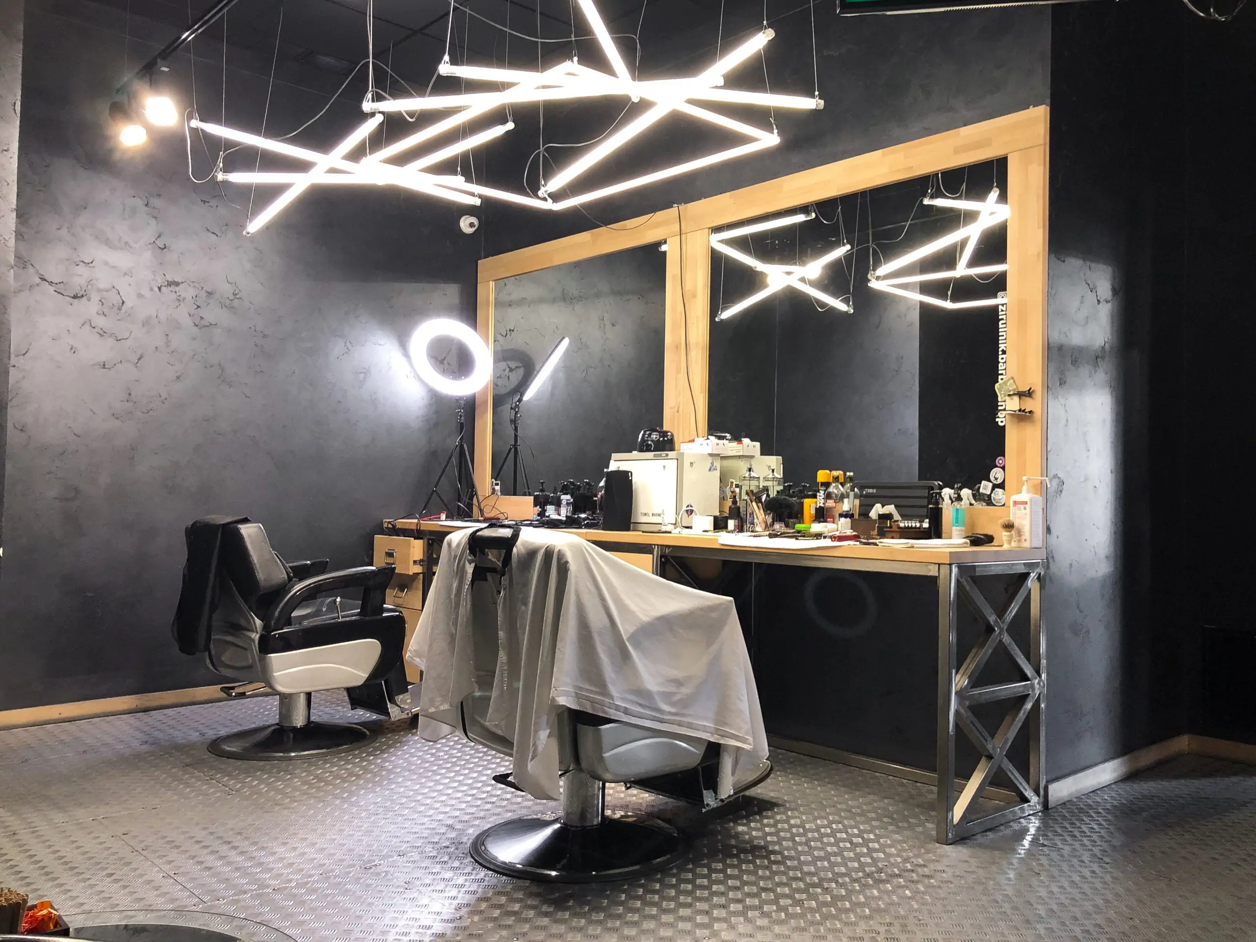 Barber creating a precise men's haircut with clean contours and balanced proportions